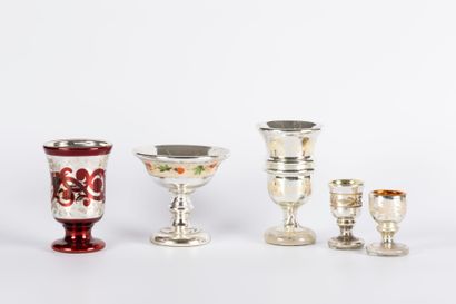 A cup and four glasses in mercurized glass.
-...