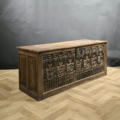 Bureau à caissons en chêne, ouvrant par 6...