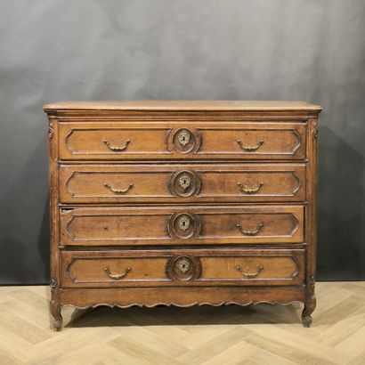 Trouser chest in natural wood, opening with...