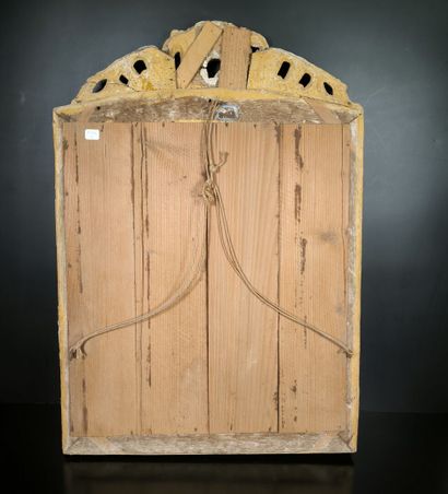 Petite glace à fronton en bois doré, à décor...