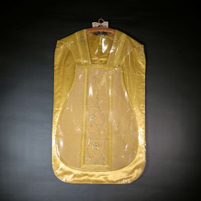 Chasuble en tissu or, broderie or IHS. X...