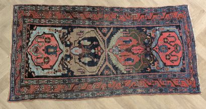 ORIENT. Tapis à fond rouge et bleu ciel....
