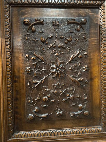 Cabinet en noyer sculpté ouvrant à une porte,...