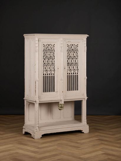 Armoire néogothique en chêne sculpté, repeint...