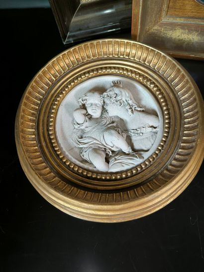 5 encadrements :
- Deux enfants. Relief rond...