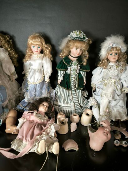Set of 20th-century toys: 5 dolls, a bather...