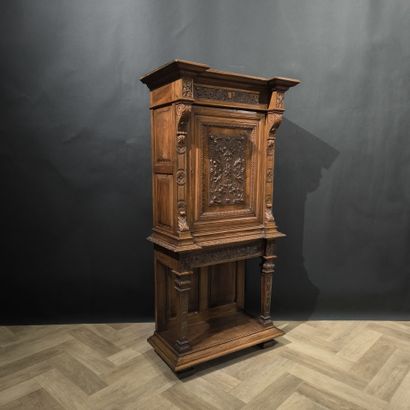 Cabinet en noyer sculpté ouvrant à une porte,...