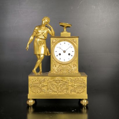 Pendule en bronze doré à la figure d'un jeune...