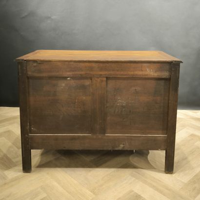. Oak chest of drawers opening with five...