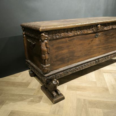 Coffre en bois naturel sculpté et mouluré,...