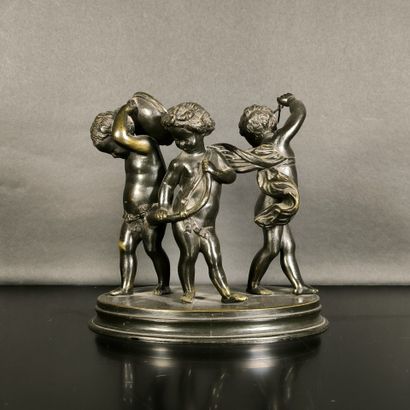 Trois putti musiciens. Bronze, signature...
