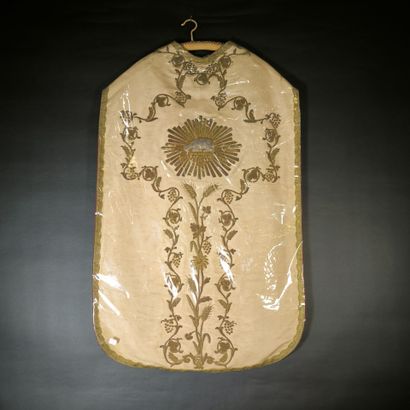 Chasuble en tissu crème, broderie or, Agneau,...