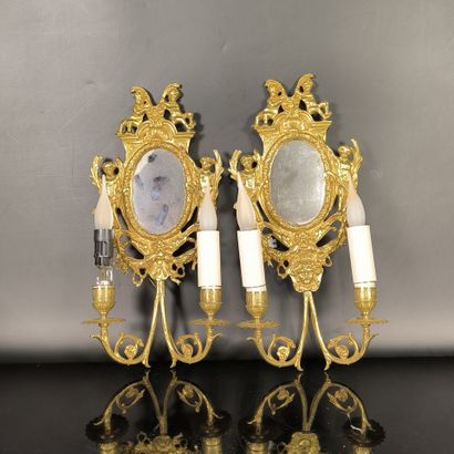 Paire d'appliques en bronze à deux lumières,...