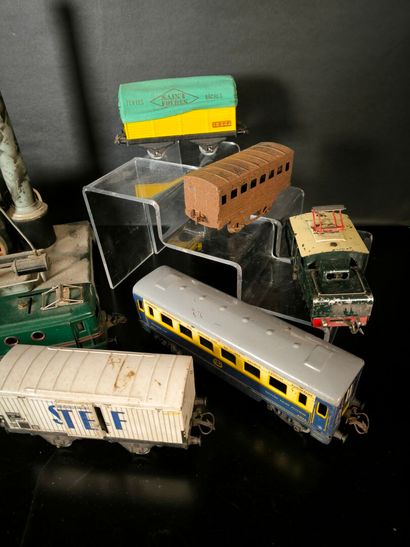 Set of toys :
-2 steam engines including...