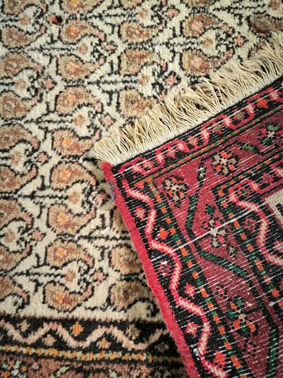 Tapis d'Orient à fond beige et bordure saumon....