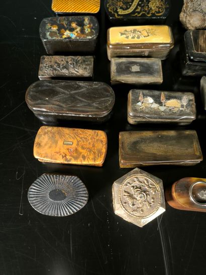 Collection de 24 boîtes XIXème et XXème siècles,...