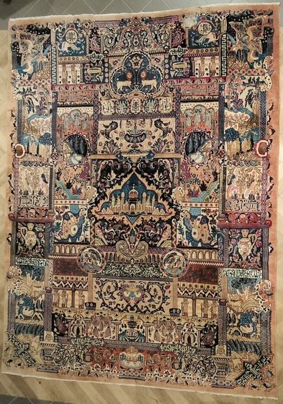Important tapis à décor iranien de personnages....