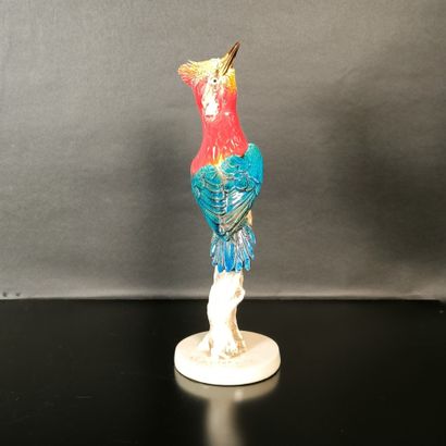 Bird in polychrome porcelain. Signed. Height:...