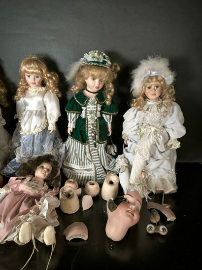 Set of 20th-century toys: 5 dolls, a bather...
