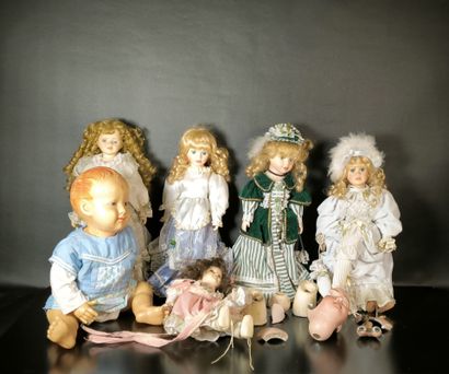 Set of 20th-century toys: 5 dolls, a bather...