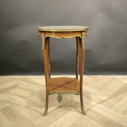 Small veneered pedestal table, crotch shelf,...