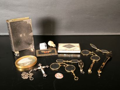 Lot: 
- croix en nacre montée en argent XIXème...