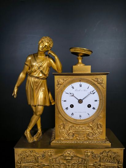 Pendule en bronze doré à la figure d'un jeune...