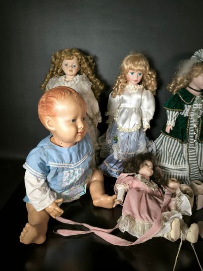 Set of 20th-century toys: 5 dolls, a bather...