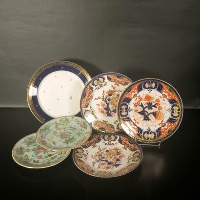 Lot de porcelaines:
- SEVRES 1949. Assiette...