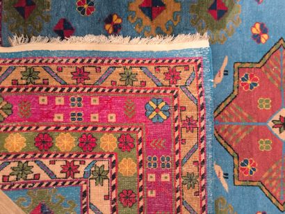 Tapis d'Orient à trois médaillons et oiseaux,...