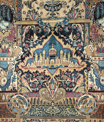 Important tapis à décor iranien de personnages....