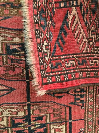 ORIENT. Tapis à fond rouge. (petites usures)...