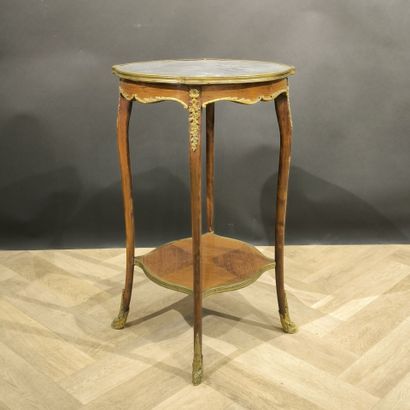 Small veneered pedestal table, crotch shelf,...