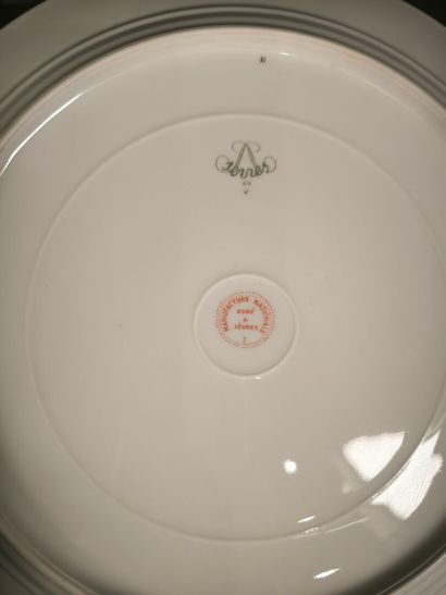 Lot de porcelaines:
- SEVRES 1949. Assiette...