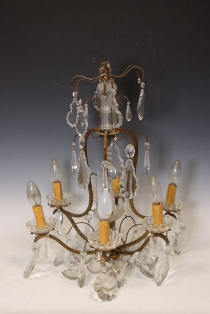 Lustre cage en métal doré à six lumières...
