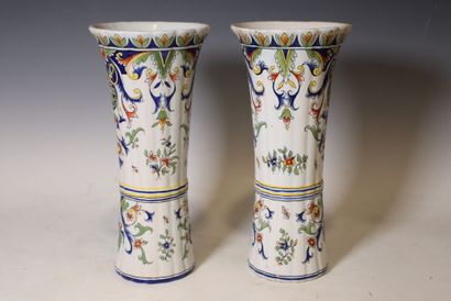 Manufacture de Rouen 
Paire de vases en faïence...