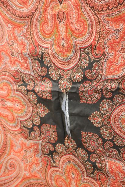 Silk paisley shawl. 
170 x 170 cm. 
(acc...