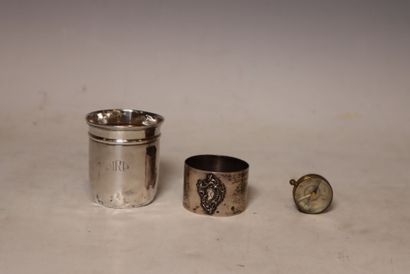 Lot d'argent comprenant : 
Timbale monogrammé...