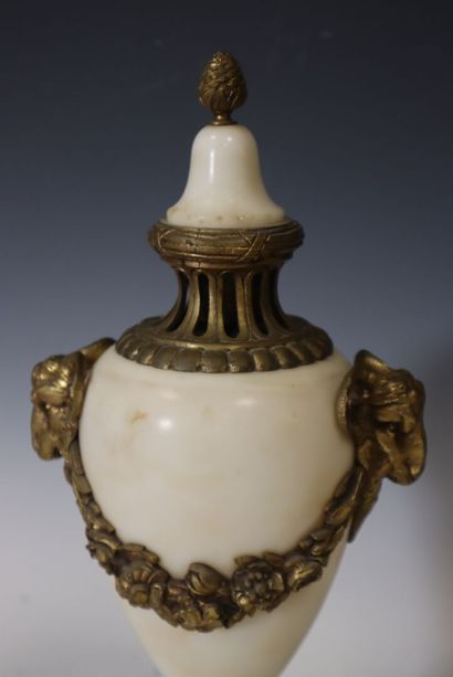 Paire de vases pots-pourris en marbre, blanc,...