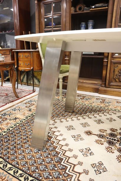 XOOON
Dining table with white opaline glass...