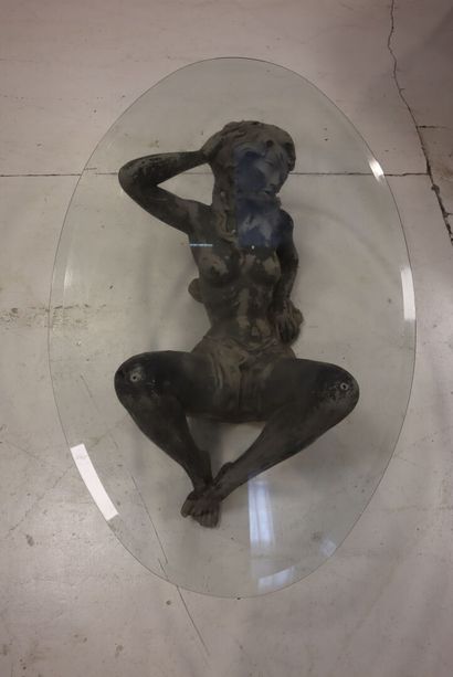 Table basse de forme ovale, le plateau en...