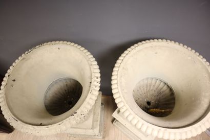 Pair of cast-iron Medicis vases with laurel...