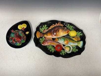 VALLAURIS. 
Plats en barbotine à décor de...