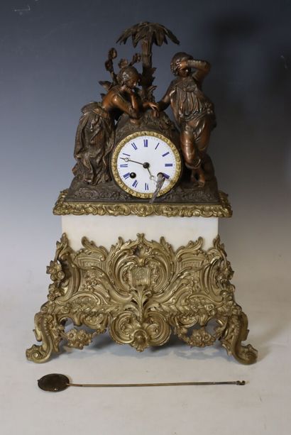 Horloge en métal patiné à décor de 2 amants...