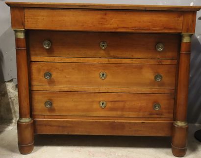 Commode en bois clair à quatre tiroirs en...