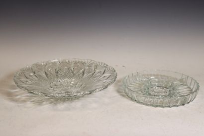 Lot de deux plats de service en cristal dont...