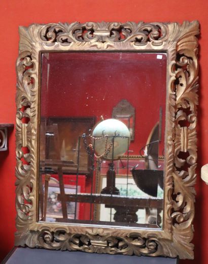 Miroir en bois doré à décor de rinceaux,...