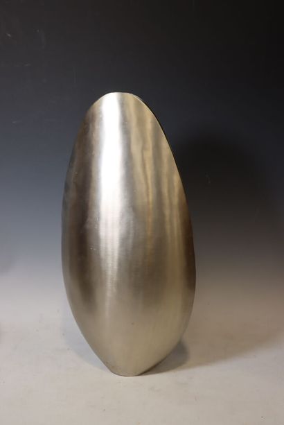 Egg-shaped vase in hammered metal.
Height:...
