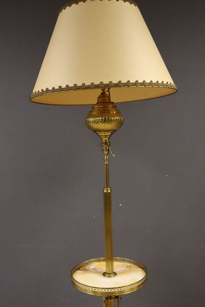 Lampadaire en bronze doré à tablette d'appoint...