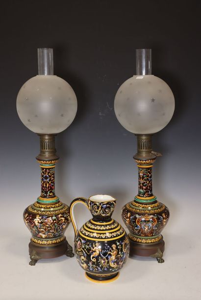 Paire de lampes à pétrole en faïence de Gien...